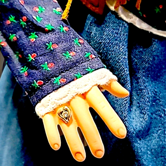 Hamilton Collection 1992 Fine Bisque Porcelain Doll Savannah 18" H w/Stand - Picture 7 of 8